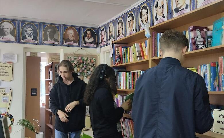 В Козине состоялся волонтерский субботник: наводили порядок в библиотеке
