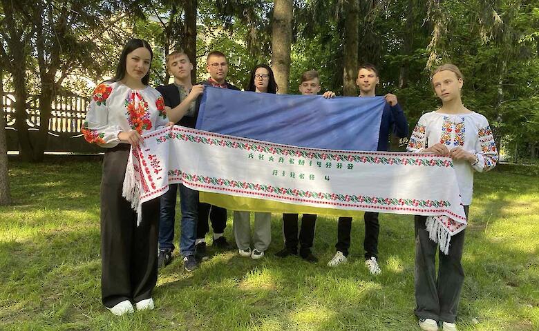Обухівські школярі долучились до національної руханки у вишиванках