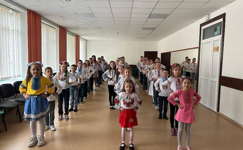 Обухівські школярі долучились до національної руханки у вишиванках