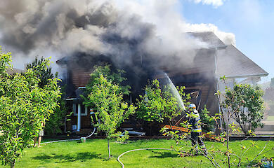 19 спасателей тушили пожар в доме в Подгорцах