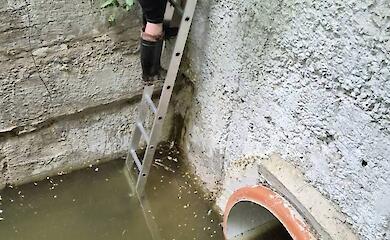 Упали в гидротехническое сооружение: кого спасли неравнодушные в Киеве