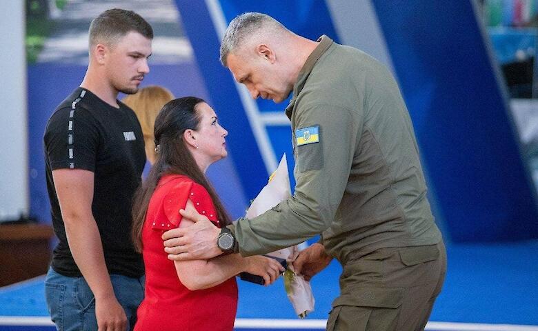 Рідним "Привидів Києва" вручили їх посмертні нагороди