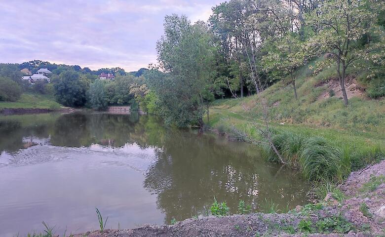 В Обуховской громаде житель самостоятельно обустраивает общественный пруд