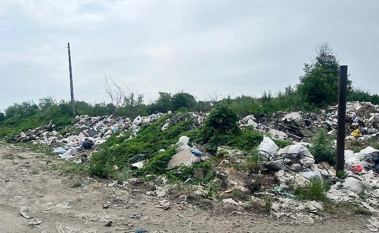 Экоинспекторы обнаружили незаконную свалку вблизи Триполья