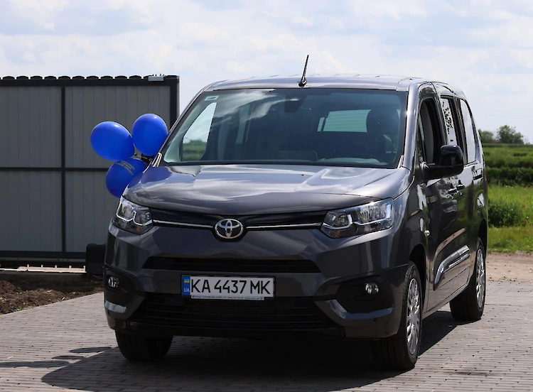 Многодетной семье переселенцев из Василькова подарили автомобиль