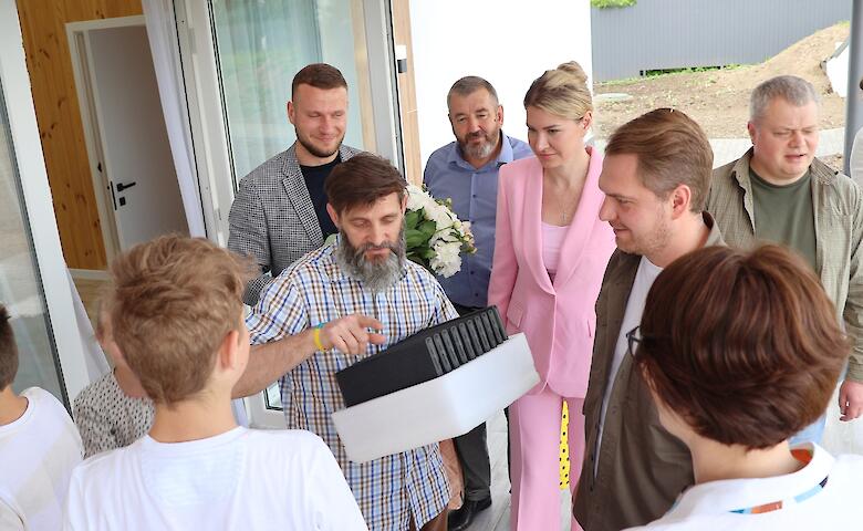 Многодетной семье переселенцев из Василькова подарили автомобиль