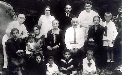 В сети появилась фотография еврейской семьи из Богуслава за 1927 год