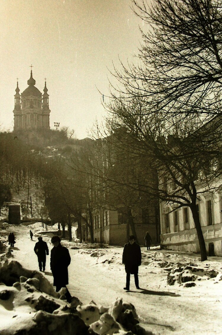 На старой фотопленке случайно обнаружили фотографии легендарного киевского спуска