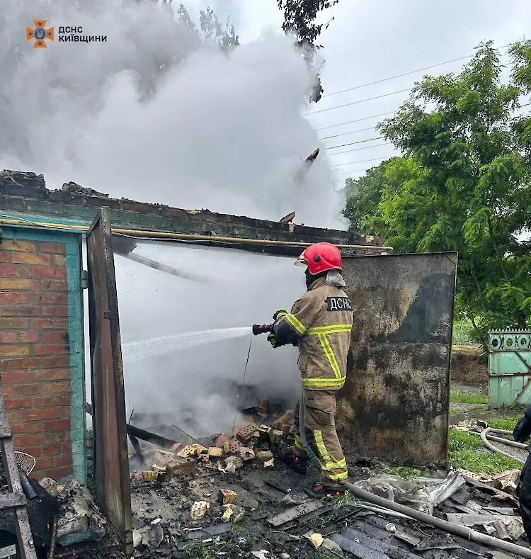 11 спасателей тушили масштабный пожар на Обуховщине