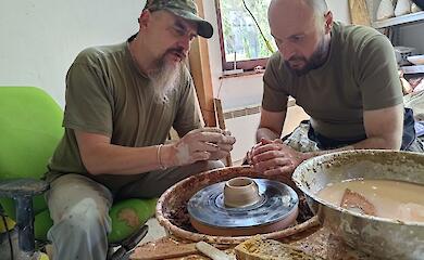 Военные, которые проходят реабилитацию в Феофании, посетили гончарню вблизи Обухова (фото)