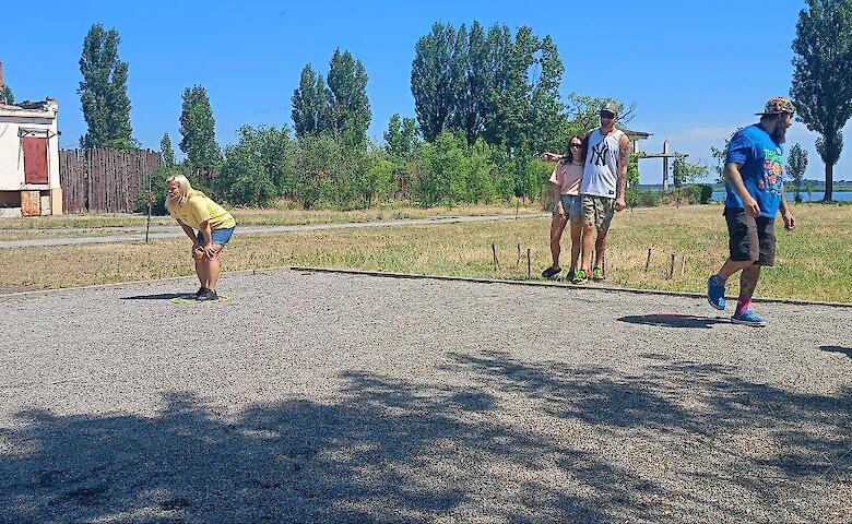 В Украинке активно развивают игру "петанк"