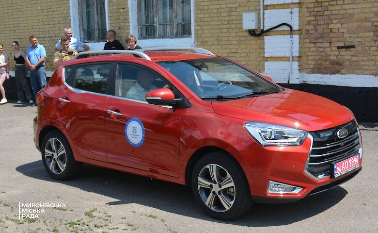 Мироновка получила от благотворителей автомобиль для обучения старшеклассников