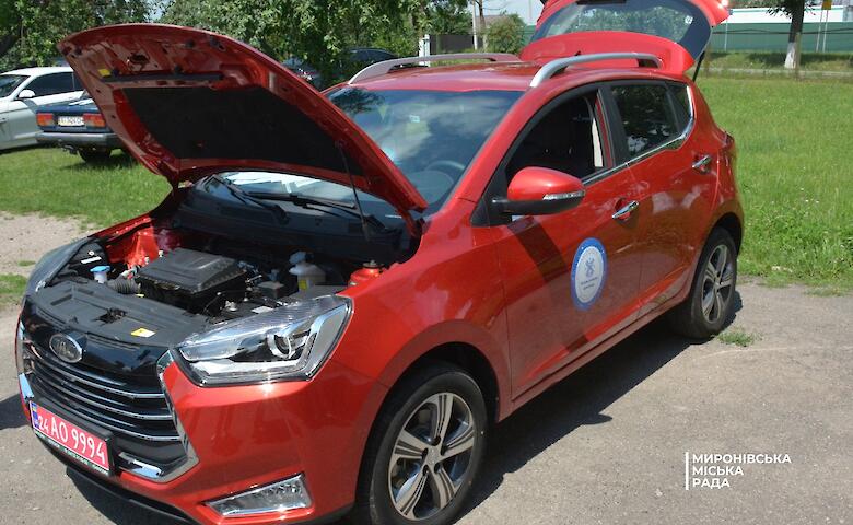 Мироновка получила от благотворителей автомобиль для обучения старшеклассников