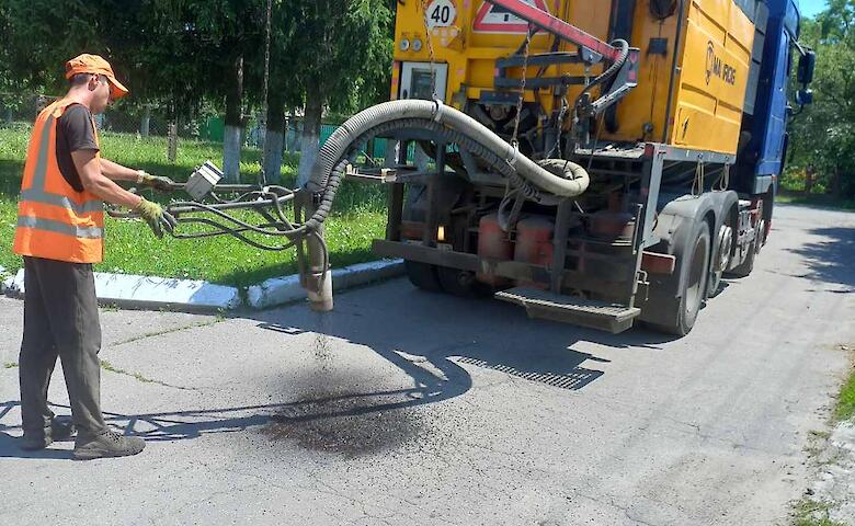 В Кагарлыке ремонтируют дороги современным методом
