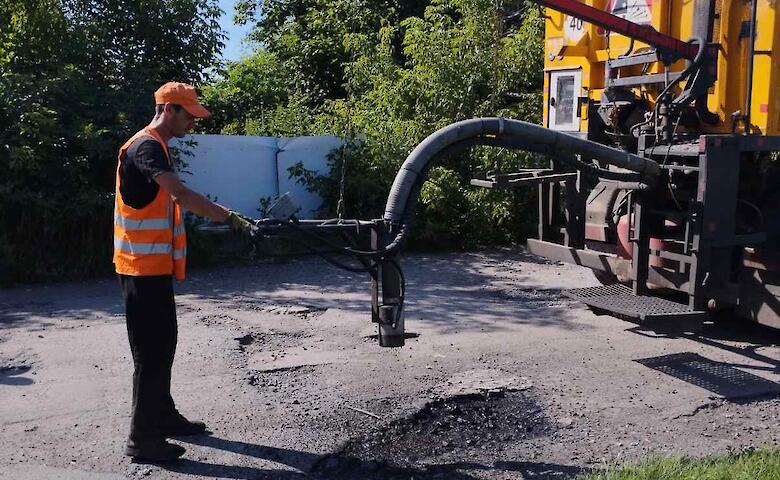 В Кагарлыке ремонтируют дороги современным методом