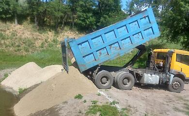 Жители Красной Слободки объединились и самостоятельно обустроили пляж для детей