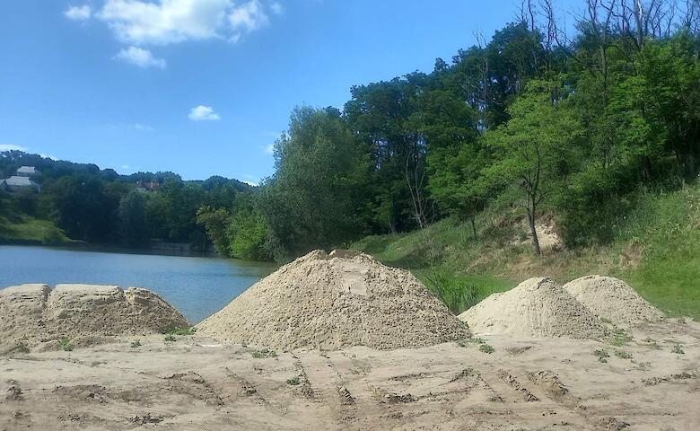 Жители Красной Слободки самостоятельно обустроили пляж