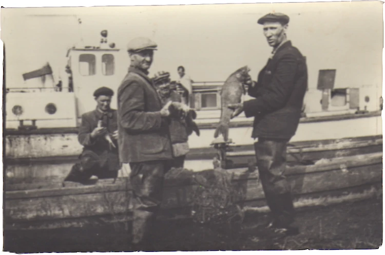 В сети появились впечатляющие исторические фотографии рыбаков в Триполье