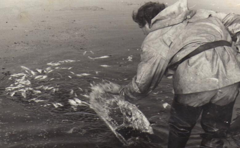 В сети появились впечатляющие исторические фотографии рыбаков в Триполье