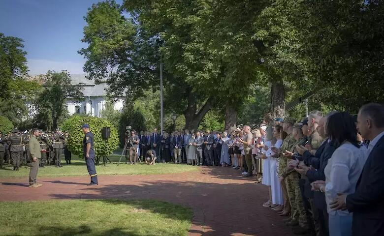 Зеленский вручил спасателю из Украинки орден "За мужество" III степени