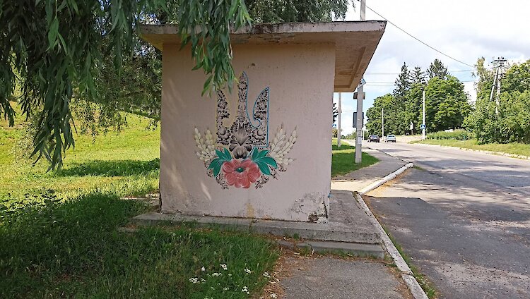 Автобусные остановки Обуховского района украшают патриотической символикой: где именно