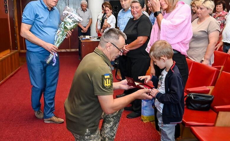 Родным героев Кагарлыччины вручили их посмертные награды