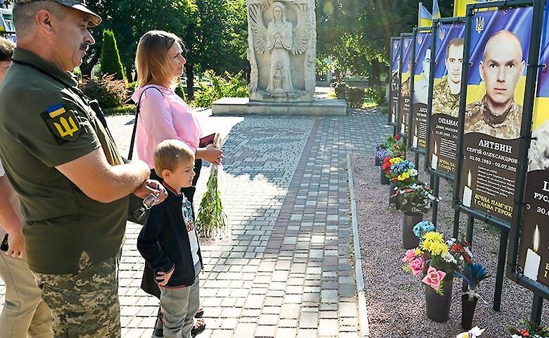 Родным героев Кагарлыччины вручили их посмертные награды