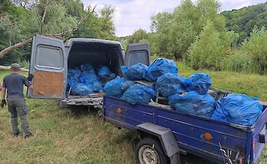 Во время уборки киевского парка нашли остатки вражеского дрона во время уборки