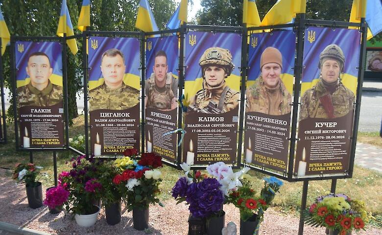 На Аллее Славы Героев в Кагарлыке появились новые баннеры с портретами земляков