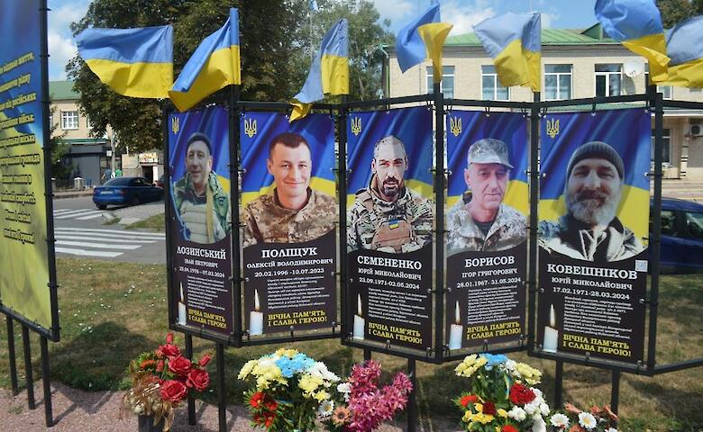 На Аллее Славы Героев в Кагарлыке появились новые баннеры с портретами земляков