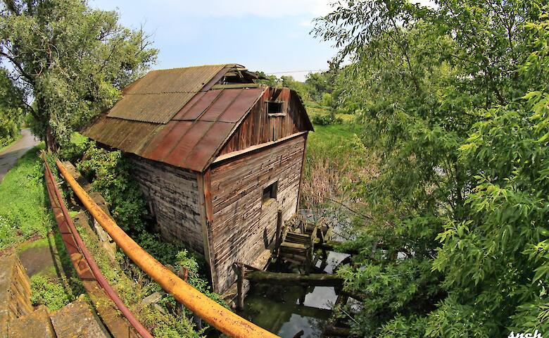 Столетняя деревянная мельница вблизи Обухова - последняя живая мельница на Киевщине