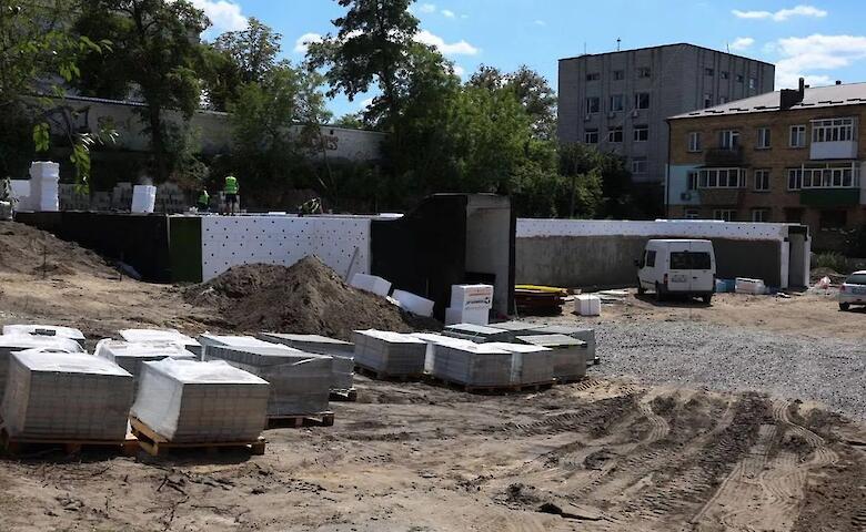 Начальник военной администрации проинспектировал строительство укрытий в Василькове