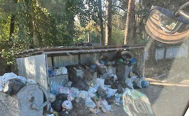 Пляж в Украинке утопает в мусоре: виновных, как всегда, нет